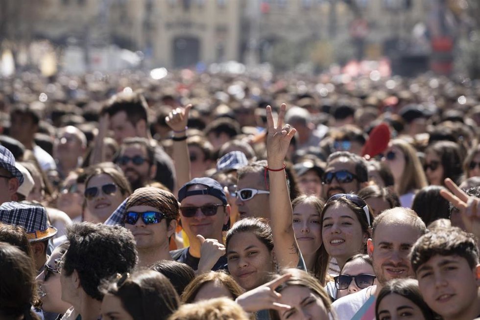 Decenas de personas asisten a la masclet de la pirotecnia Hermanos Caballer