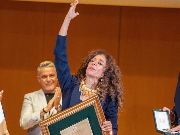 La cantante, Rosario Flores hija de Lola Flores recibe el título de Hija Predilecta  en nombre de su madre, en Cádiz