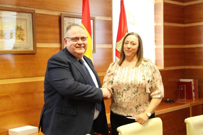 El consejero de Sanidad, Alejandro Vázquez Ramos, y la secretaria autonómica del Sindicato de Enfermería SATSE, Mercedes Gago López, durante la firma del acuerdo para mejorar las condiciones de trabajo de las enfermeras de Sacyl