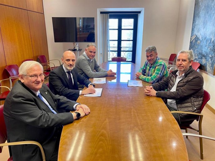 Reunión del  concejal de Deportes del Ayuntamiento de Gijón, José Ramón Tuero, con representantes de Acedyr,  en el Consistorio gijonés
