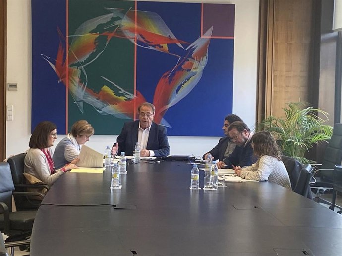 El consejero de Hacienda del Gobierno de Aragón, Carlos Pérez Anadón, con la Asociación de Vecinos 'Las Nieves'.