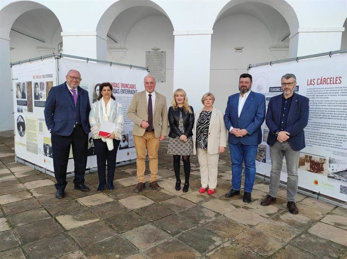 Autoridades antes de la jornada 'Conectadas' y de la entrega de premios 'Luchadoras'.