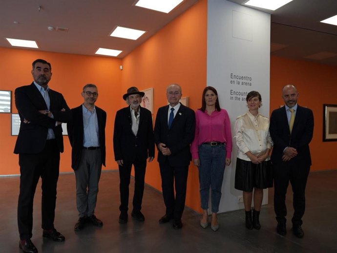 Autoridades, anfitriones e invitados durante la presentación e inauguracion de la muestra que recoge tauromaquias de los artistas malagueños.
