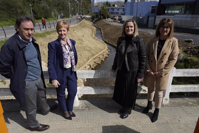 Antonio Aiz, Arantxa Tapia y Amaia del Campo visita las obras en el río Castaños en Barakaldo