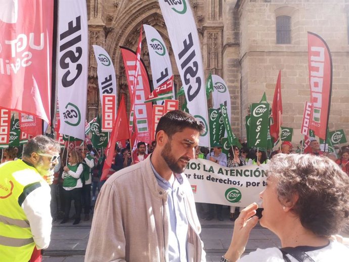 El candidato de Podemos-IU a la Alcaldía de Sevilla Ismael Sánchez, en una concentración de protesta en el ámbito sanitario desarrollada frente a la sede del SAS.