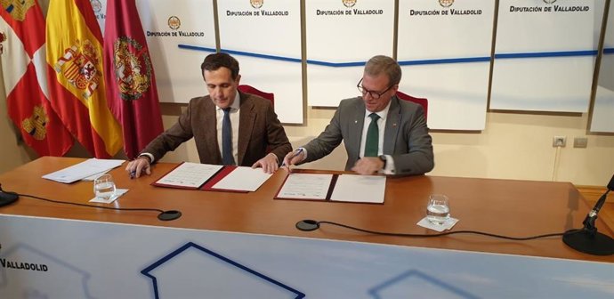 El presidente de la Diputación de Valladolid, Conrado Íscar, junto al consejero de Industria, Comercio y Empleo de la Junta, Mariano Veganzones, durante la firma de la prórroga del convenio del Plan Anual de Empleo de la institución provincial
