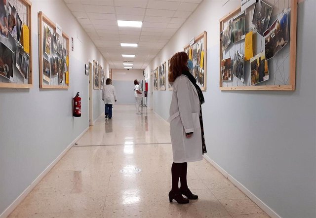 Hospital Infanta Elena de Huelva celebra su I Jornada de Solidaridad con una muestra sobre proyectos de sus profesionales.
