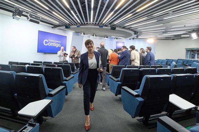 La portavoz del Gobierno y ministra de Política Territorial, Isabel Rodríguez, a su salida de una rueda de prensa posterior al Consejo de Ministros, en el Palacio de La Moncloa, a 20 de marzo de 2023, en Madrid (España). 