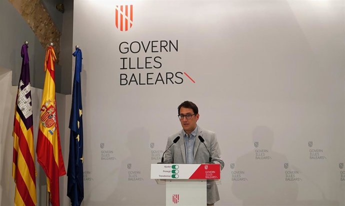 El portavoz del Govern y conseller de Modelo Económico, Turismo y Trabajo, Iago Negueruela, en rueda de prensa posterior al Consell de Govern