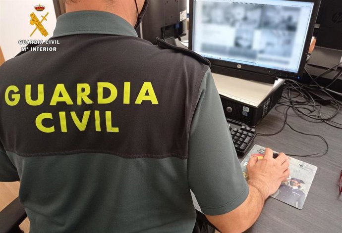 Archivo - Imagen de archivo de un agente de la Guardia Civil.