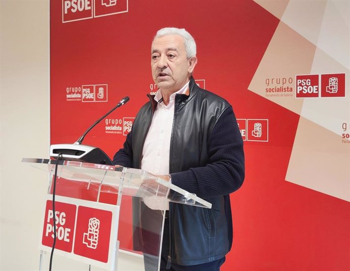 O portavoz parlamentario do PSdeG, Luís Álvarez, en rolda de prensa