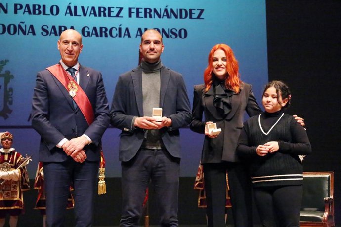 Pablo Álvarez y Sara García, en el centro, junto con el alcalde de León, José Antonio Diez, y la alumna del colegio Ponce de León, durante el acto de reconocimiento como Hijos Predilectos de la ciudad
