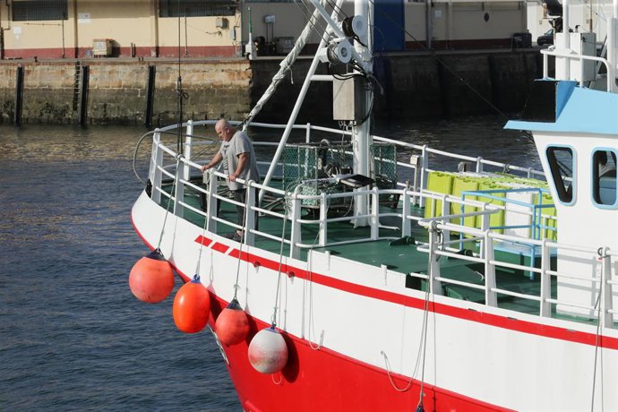 Archivo - Marineros en el Puerto de Burela, a 3 de octubre de 2022, en Burela, Lugo, Galicia (España). El Gobierno sopesa recurrir ante el Tribunal de Justicia de la Unión Europea (TJUE) la decisión de Bruselas de vetar la pesca de fondo en zonas marina