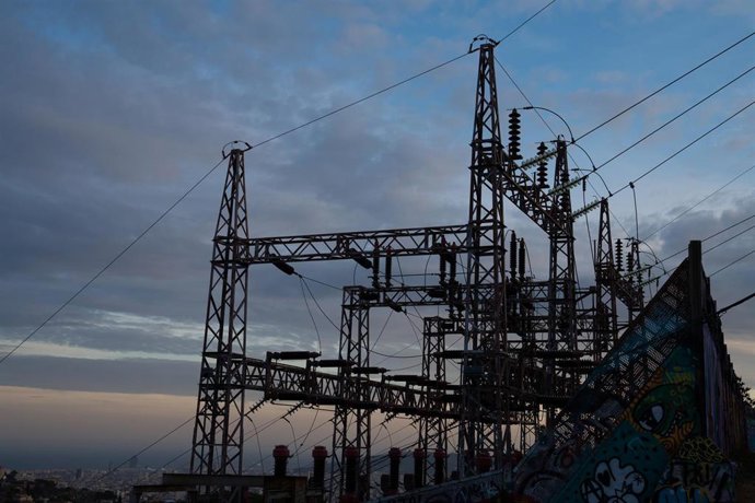 Archivo - Tendido eléctrico, a 31 de diciembre de 2022, en Barcelona, Cataluña (España). El precio de la luz para los clientes de tarifa regulada vinculados al mercado mayorista ha cerrado 2022 en 209,4 euros por megavatio hora (MWh) de media, por lo qu