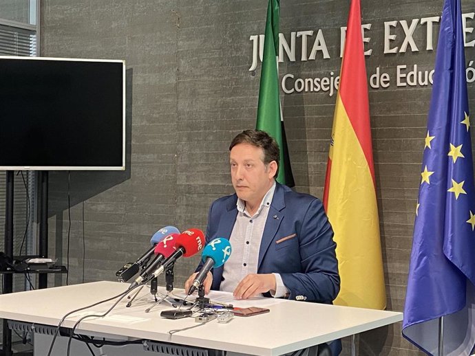 El secretario general de Educación, Francisco Javier Amaya, en rueda de prensa