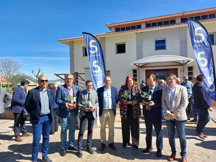 Autoridades en la visita a las obras del regadío de Monterrubio de la Serena