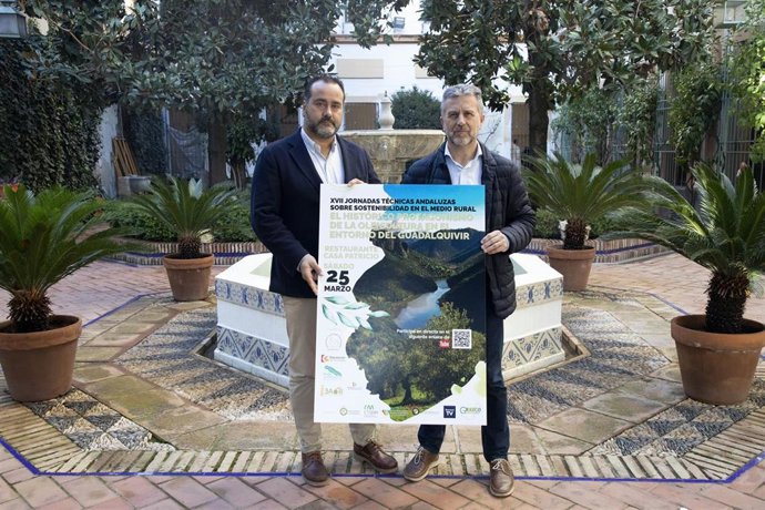 El delegado de Agricultura de la Diputación de Córdoba, Francisco Ángel Sánchez (dcha.), en la presentación de las 'Jornadas Técnicas Andaluzas sobre Sostenibilidad en el Medio Rural'.