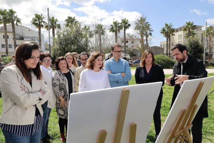 La presidenta del Govern, Francina Armengol, junto con la consellera Patricia Gómez, y el alcalde de Manacor, Miquel Oliver, en la presentación del proyecto básico de la nueva infraestructura y la visita al solar donde se ubicará el futuro Centro de Sal