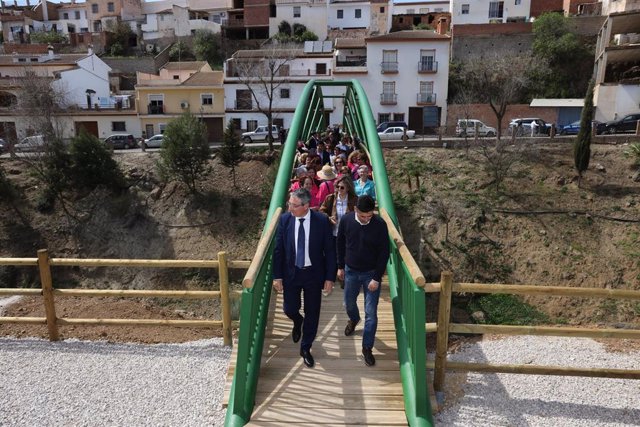 El presidente de la Diputación , Francisco Salado, ha inaugurado este lunes junto al alcalde de Riogordo, Antonio Alés, una pasarela peatonal de 35 metros de longitud sobre el arroyo de las Morenas.