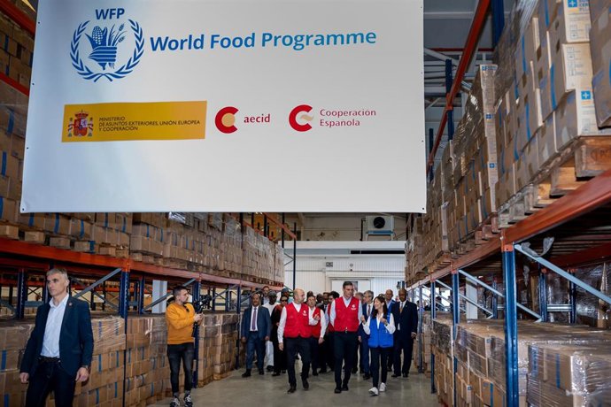 Archivo - El presidente del Gobierno, Pedro Sánchez (c), durante su visita a la base logística del Programa Mundial de Alimentos de las Naciones Unidas (WPF)