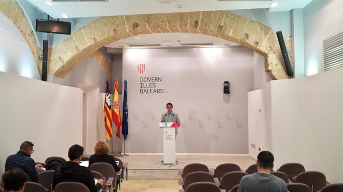 El portavoz del Govern y conseller de Modelo Económico, Turismo y Trabajo, Iago Negueruela, en rueda de prensa posterior al Consell de Govern