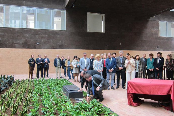 Las autoridades participan la colocación de una cápsula del tiempo, en la zona del atrio del nuevo edificio de la Facultad de Fisolofía y Letras de la Universidad de Zaragoza.