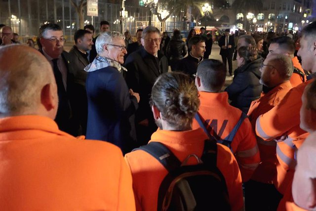 El alcalde de València, Joan Ribó, y el presidente de la Generalitat, Ximo Puig, saludan a trabajadores del dispositivo de limpieza de Fallas 2023 en la ciudad. 