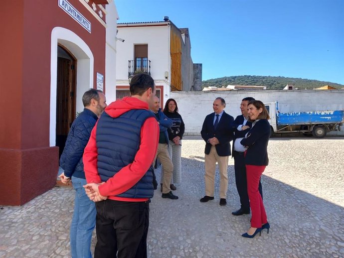 Visita de la consejera de Empleo, Empresa y Trabajo Autónomo, Rocío Blanco, a Almadén de la Plata, donde ha visitado el Ayuntamiento y las empresas Jamones Caballero y Francisco Alonso.