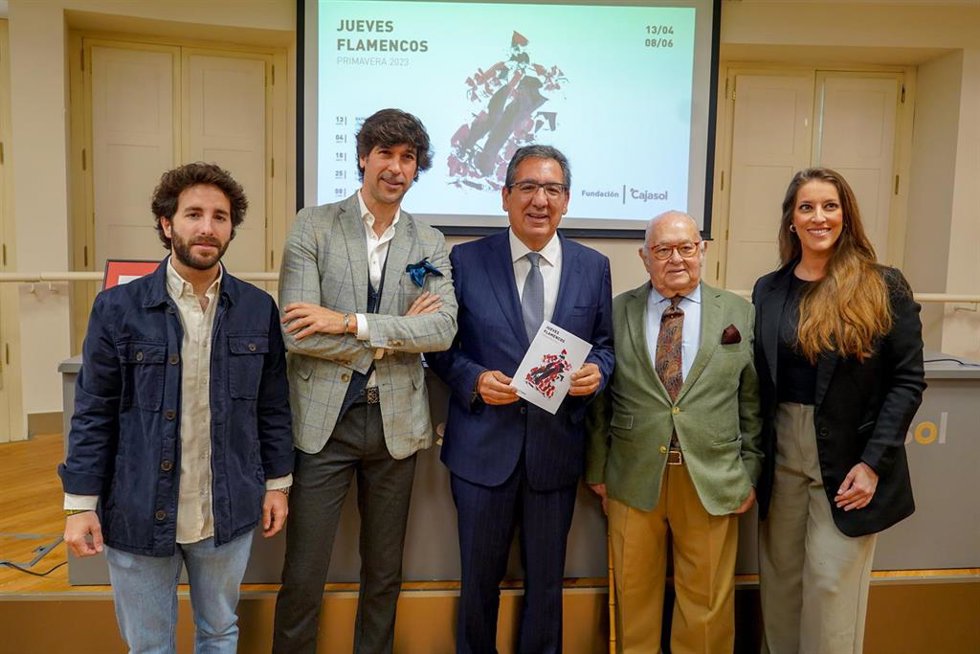 El presidente de la Fundación Cajasol, Antonio Pulido (c), en la foto de familia con el coordinador artístico del ciclo, Manuel Lombo (2i), la artista flamenca Argentina (d) y el diseñador de modo y autor del cartel, Toni Benitez (2d).