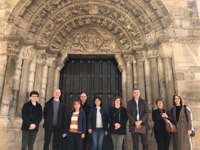 El director general de Cultura, Ignacio Apezteguía, y responsables de Patrimonio Histórico, junto con representantes del Ayuntamiento de Tudela y del Arzobispado, ante la portada de la iglesia de la Magdalena de Tudela.