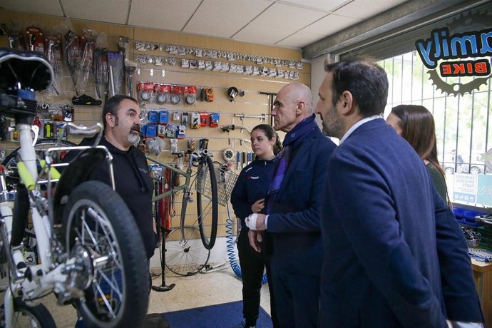 Archivo - El alcalde de Sevilla, Antonio Muñoz, segundo por la derecha, en el barrio de Sevilla Este.