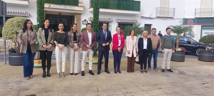 El consejero de Justicia, Administración Local y Función Pública, José Antonio Nieto, se reúne con el equipo de gobierno de Torrox.