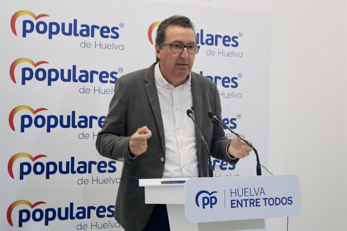 El presidente del PP de Huelva y parlamentario andaluz, Manuel Andrés González, en rueda de prensa.