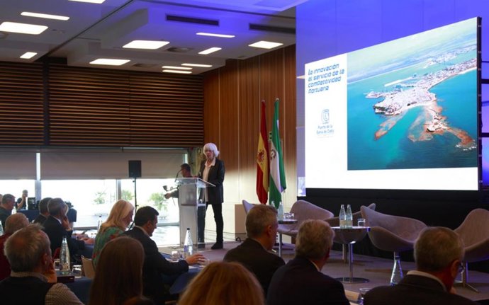 Teófila Martínez en la jornada de Innovación en el Puerto de Cádiz.