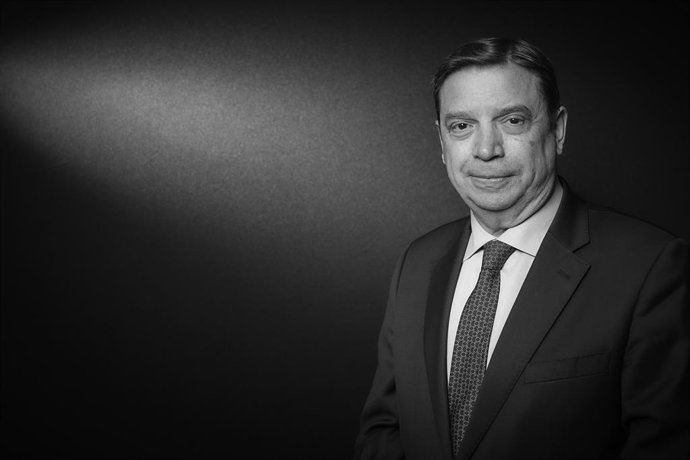 Archivo - El ministro de Agricultura, Pesca y Alimentación, Luis Planas, posa para Europa Press, a 11 de abril de 2022, en Madrid (España). Luis Planas es inspector de trabajo, diplomático, político y, actualmente, ministro de Agricultura, Pesca y Alime