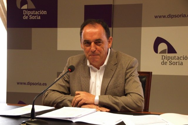El opresidente de la Diputación de Soria explica los asuntos de la Junta de Gobierno.
