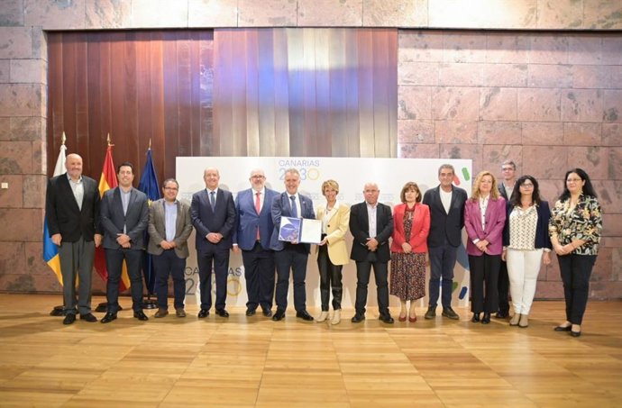 El presidente de Canarias, Ángel Víctor Torres, ha firmado la Estrategia Canaria de Seguridad y Salud en el Trabajo 2023-2027 con los responsables de las patronales y los sindicatos con mayor representatividad en la comunidad autónoma