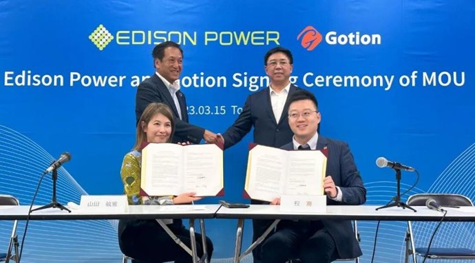 Edison Power's Vice President Chihiro Kotama (front left) and Gotion Global's Executive Vice President CHENG Qian (front right) signed the contract on behalf of both parties. Tosimasa Yamda , President of Edison Power (back left) and LI Zhen, Chairman o