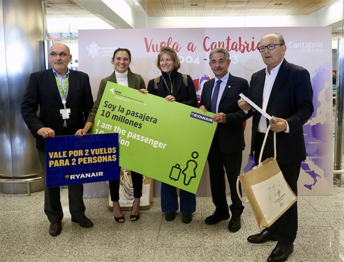 Fiona Berner, pasajera 10 millones de Ryanair, es recibida por las autoridades en el aeropuerto Seve Ballesteros de Santander procedente de Birmingham.