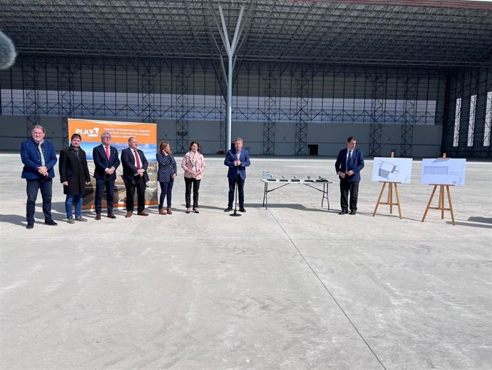 Acto de inauguración del hangar.