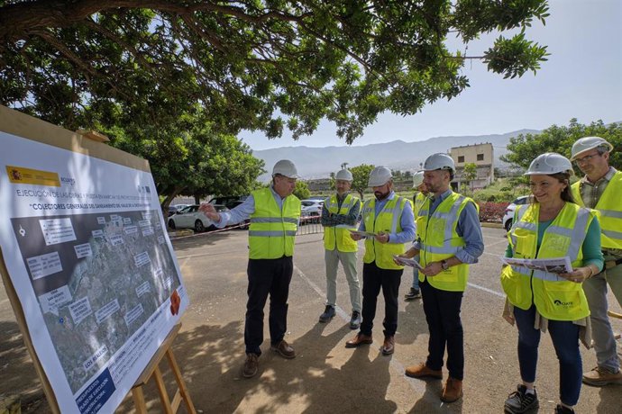 El consejero de Desarrollo Sostenible y Lucha Contra el Cambio Climático del Cabildo y vicepresidente del Consejo Insular de Aguas, Javier Rodríguez Medina, y el alcalde de Puerto de la Cruz, Marco González