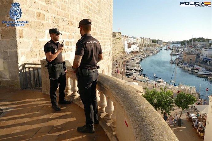 Agentes de la Policía Nacional, en Ciutadella.