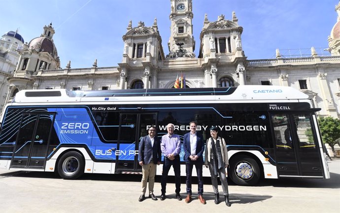 L'alcalde de Valncia, Joan Ribó, el regidor de Mobilitat Sostenible, Giuseppe Grezzi, i la directora gerent de l'EMT, Marta Serrano, visiten l'autobús d'hidrogen verd que est provant la ciutat per primera vegada