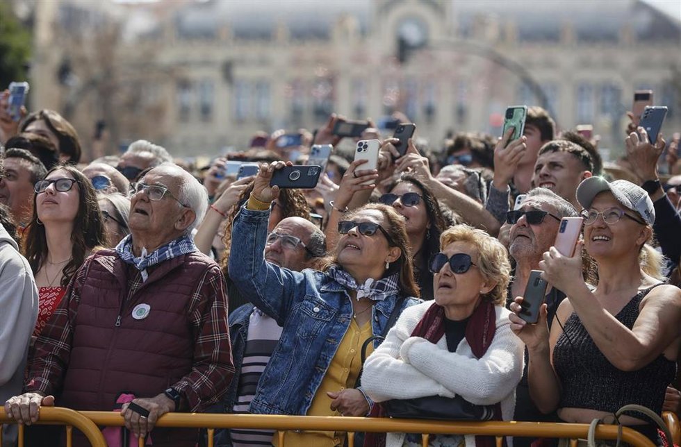 Imagen de público concentrado para ver una 'maclet' de las Fallas 2023. 