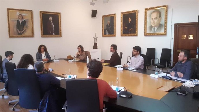 Miembros del Consell y la Asamblea Ciudadana por el Clima de Mallorca durante la reunión.