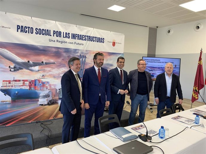 El consejero de Fomento e Infraestructuras, José Ramón Díez de Revenga, en el centro, durante la reunión del plenario del Pacto Social por las Infraestructuras de la Región de Murcia
