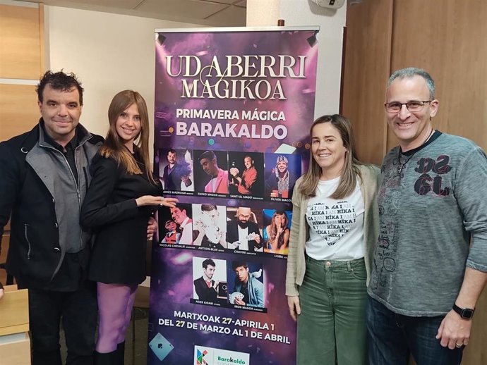 La concejal de Cultura de Barakaldo, Nerea Cantero, junto a algunos de los magos que participarán en el programa Udaberri Magikoa.