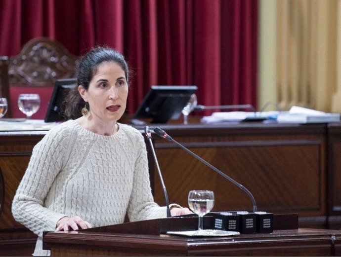 Archivo - La diputada de Unidas Podemos, Antnia Martín, en el Parlament