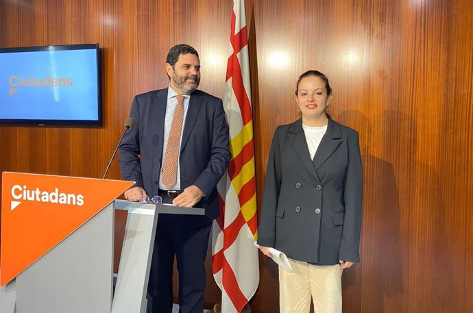 Archivo - El president de Cs a l'Ajuntament de Barcelona, Paco Sierra, al costat de la regidora Noemí Martín