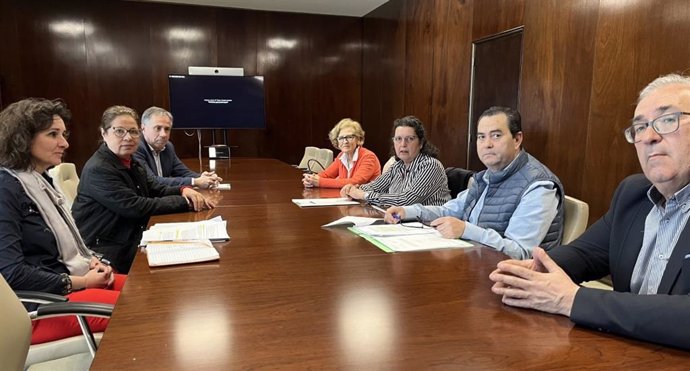 La vicepresidenta extremeña, junto a la consejera para la Transición Ecológica, en la reunión con los alcaldes de Valdercaballeros, Castilblanco y Alía.